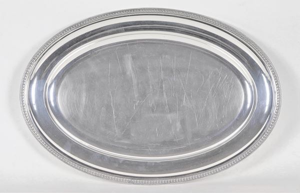 Oval serving plate in silver, with chiseled border with neoclassical palmettes, gr. 930