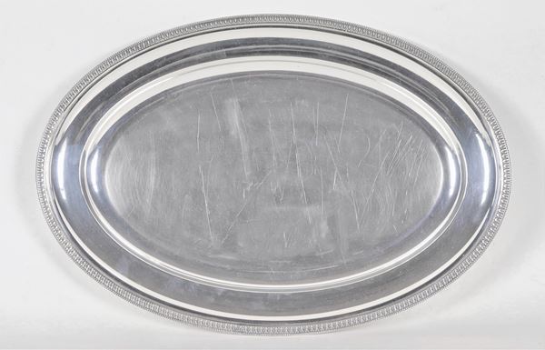 Piatto ovale da portata in argento, con bordo cesellato a palmette neoclassiche, gr. 930
