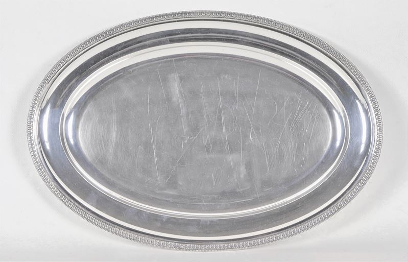 Piatto ovale da portata in argento, con bordo cesellato a palmette neoclassiche, gr. 930