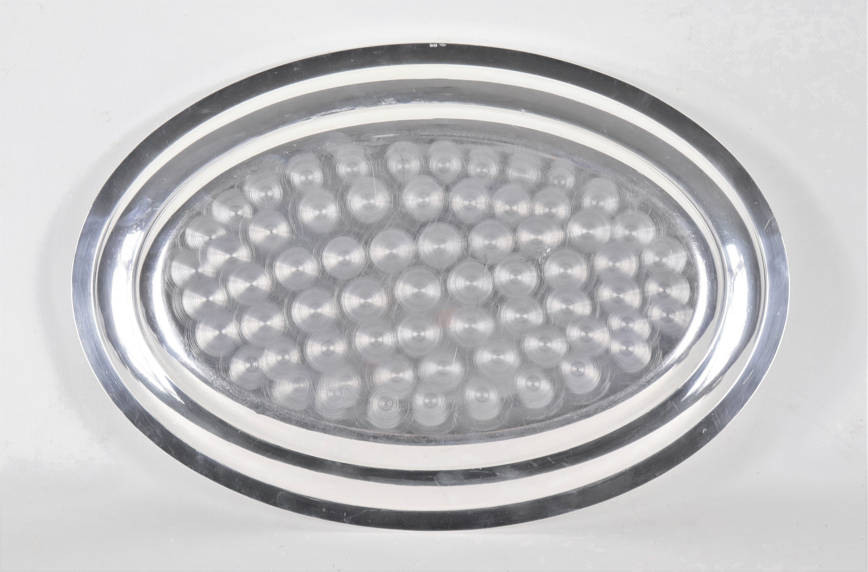 Piatto ovale da portata in argento, con bordo cesellato a palmette neoclassiche, gr. 930