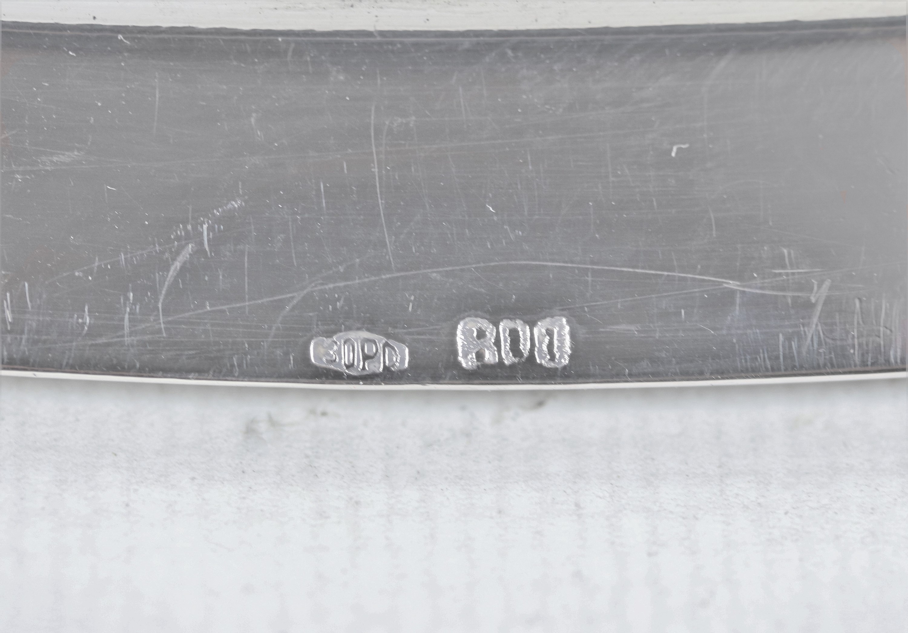 Piatto ovale da portata in argento, con bordo cesellato a palmette neoclassiche, gr. 930