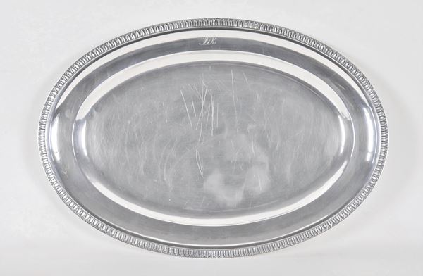 Large oval silver serving plate, with chiselled edge with neoclassical palmettes and engraved monogram, gr. 1330