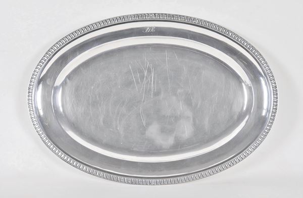 Grande piatto ovale da portata in argento, con bordo cesellato a palmette neoclassiche e monogramma inciso, gr. 1330
