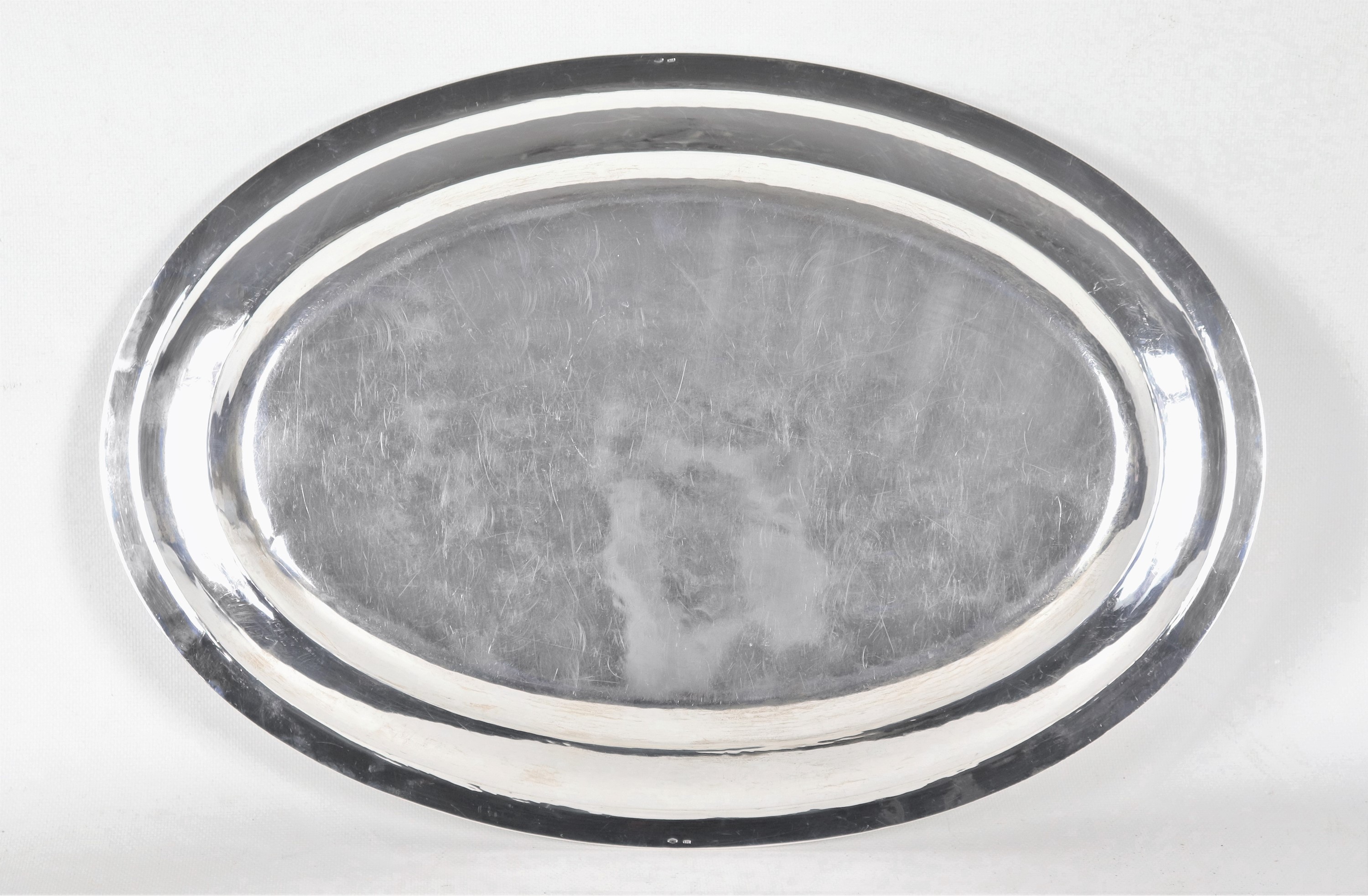 Grande piatto ovale da portata in argento, con bordo cesellato a palmette neoclassiche e monogram...