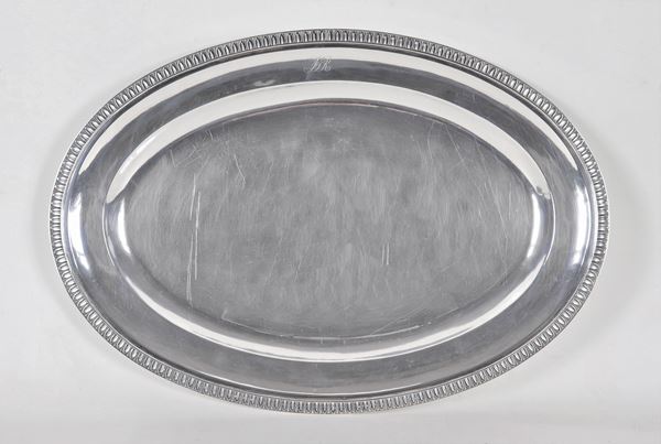 Grande piatto ovale da portata in argento, con bordo cesellato a palmette neoclassiche e monogramma inciso, gr. 1350