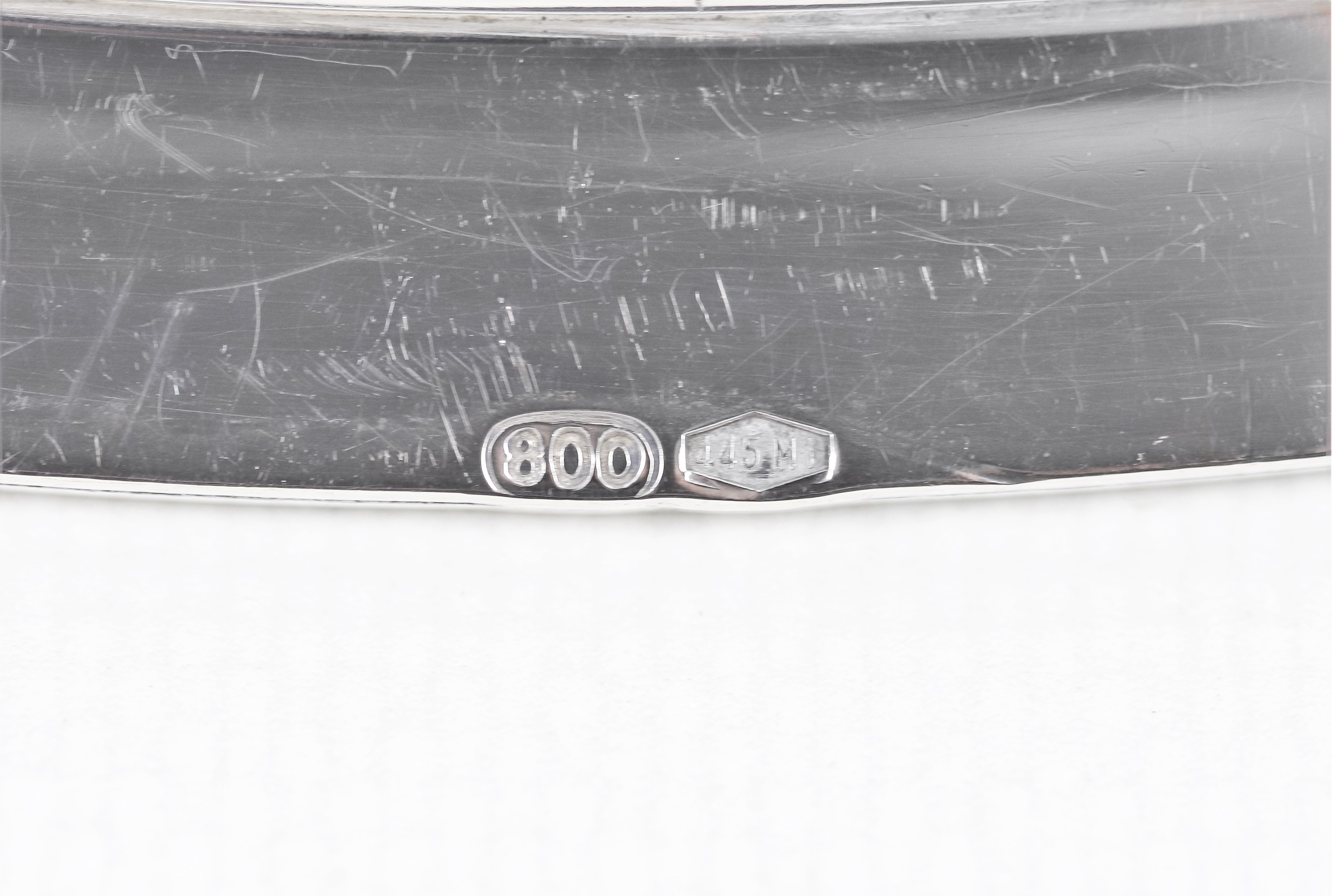 Grande piatto tondo da portata in argento, con bordo cesellato a palmette neoclassiche e monogram...