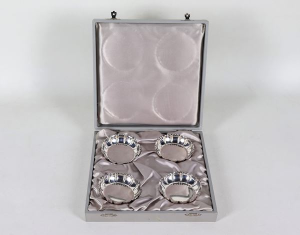 Lotto di quattro salierine in argento Sterling 925, a forma tonda con bordo frastagliato, gr. 160