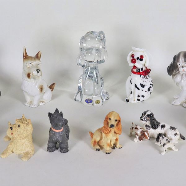 Lotto di dodici statuine "Cagnolini", in porcellana, cristallo, vetro di Murano e altri materiali