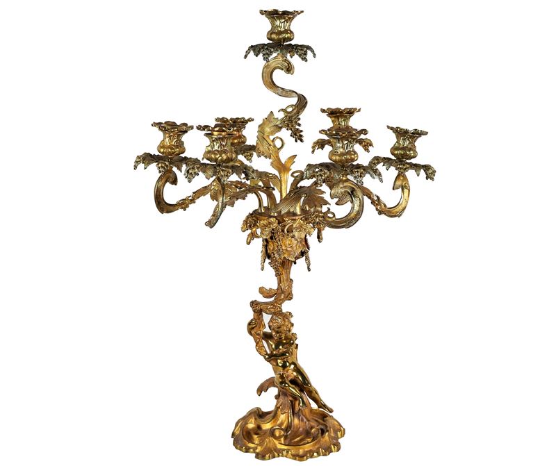 Antico grande candelabro francese in bronzo dorato, sbalzato e cesellato, con scultura di putto e...