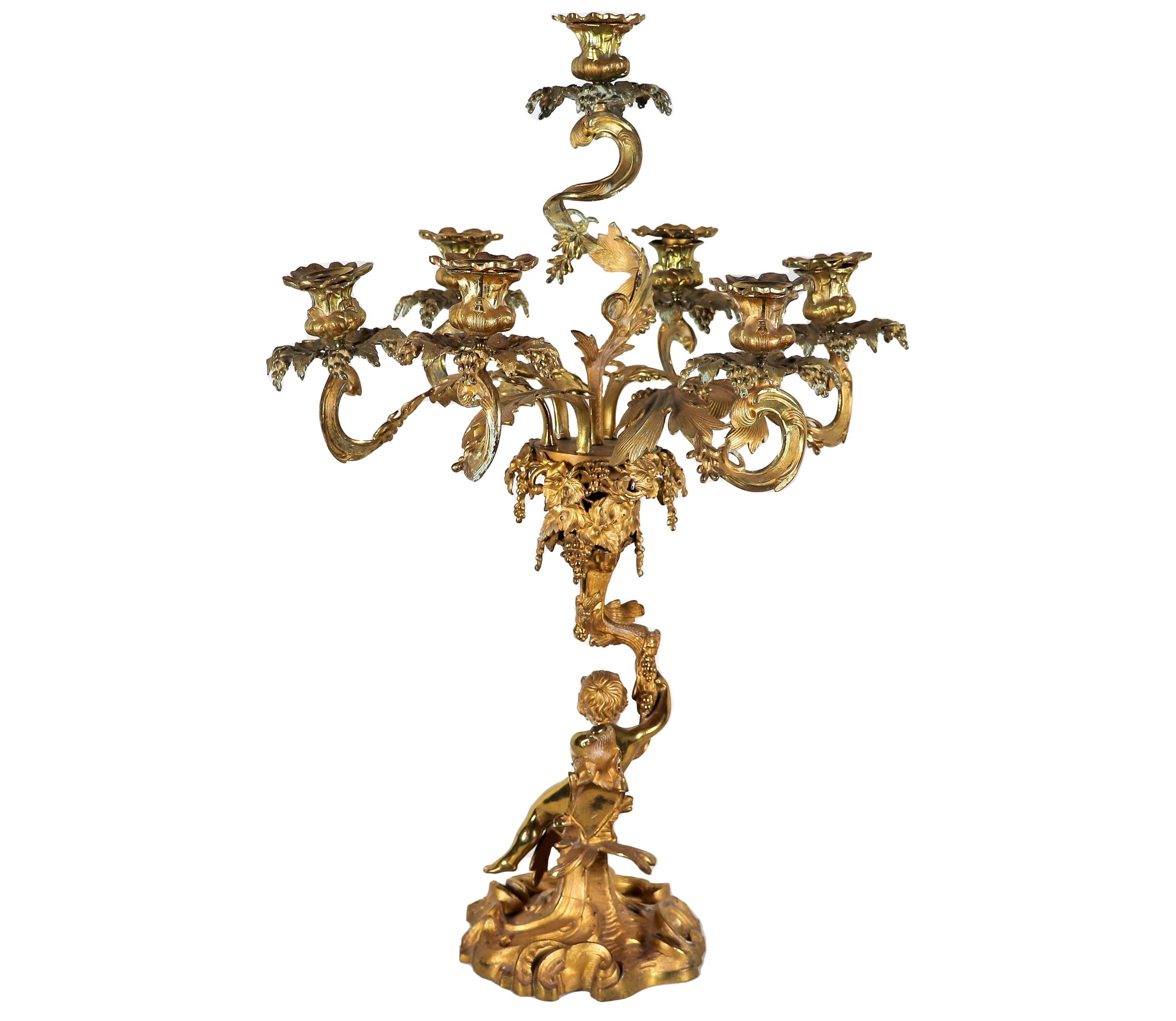Antico grande candelabro francese in bronzo dorato, sbalzato e cesellato, con scultura di putto e...