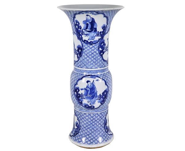 Vaso cinese a tromba in porcellana bianca, interamente decorato in blu a motivi di personaggi orientali
