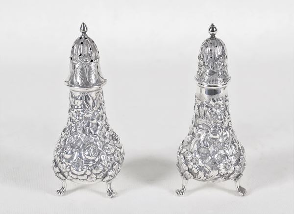 Pair of salt and pepper shakers in 925 Sterling silver, entirely chiseled and embossed with bunches of flowers and leaves, supported by three curved feet