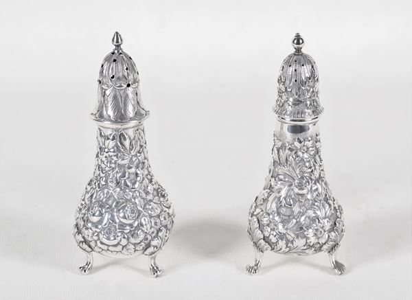 Coppia di sale e pepe in argento Sterling 925, interamente cesellati e sbalzati a mazzetti di fiori e foglie, sorretti da tre piedini ricurvi