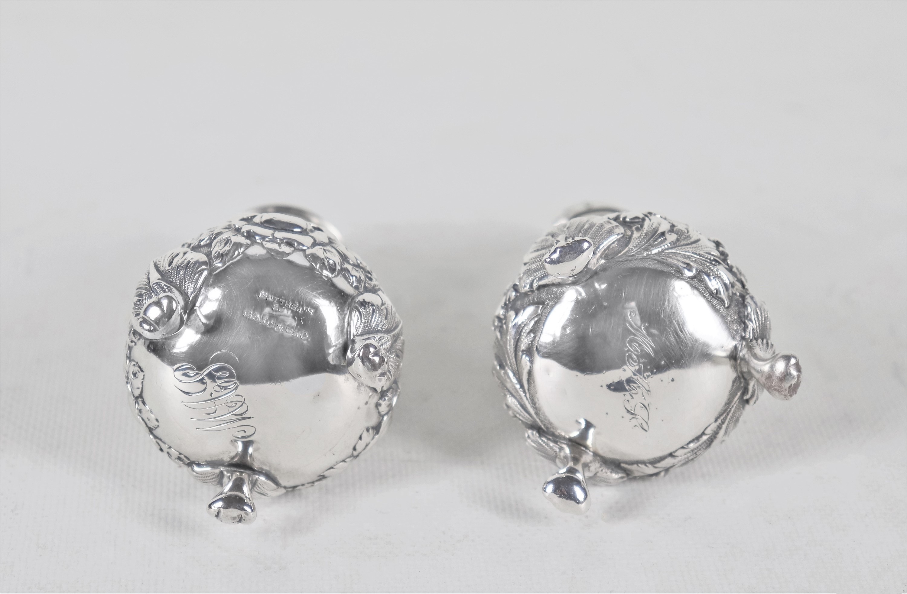 Coppia di sale e pepe in argento Sterling 925, interamente cesellati e sbalzati a mazzetti di fio...