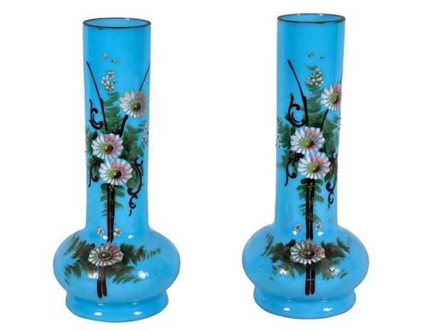 Coppia di piccoli vasi francesi Liberty in opaline celeste, con decorazioni in smalto a rilievo a motivi di fiori e foglie