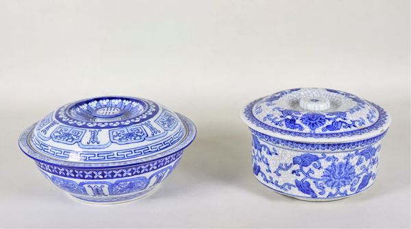 Lotto di due piccole zuppiere cinesi in porcellana bianca, con decorazioni in blu a motivi orientali