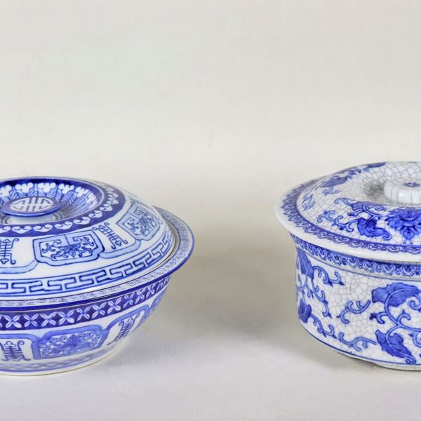 Lot of two small Chinese tureens in white porcelain, with blue decorations with oriental motifs