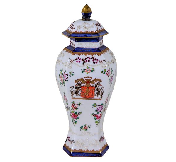 Piccola potiche cinese esagonale in porcellana bianca smaltata, con decorazioni variopinte in smalti a rilievo a motivi di fiori orientali