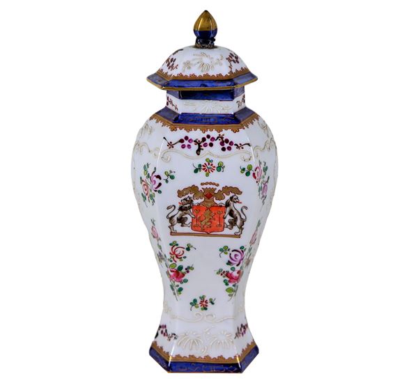 Small hexagonal Chinese potiche in white glazed porcelain, with colorful decorations in relief glazes with motifs of oriental flowers