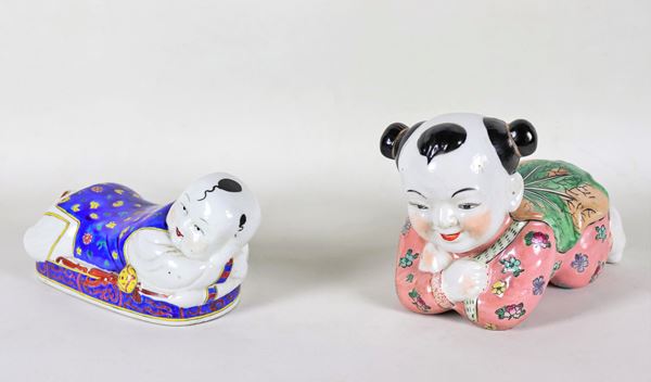 Lotto di due poggiatesta cinesi "Bambino e bambina" in porcellana smaltata e policroma