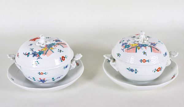 Coppia di piccole zuppiere in porcellana Meissen, con decorazioni variopinte a motivi floreali e di animali
