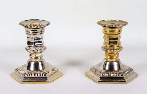 Coppia di due candelieri portaceri in bronzo argentato, sbalzato e cesellato con basi esagonali