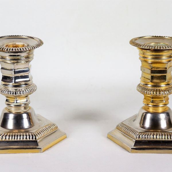 Coppia di due candelieri portaceri in bronzo argentato, sbalzato e cesellato con basi esagonali