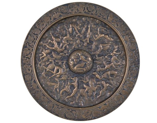 Antico piccolo piatto in bronzo, cesellato e sbalzato a rilievo con "Scena di battaglia"