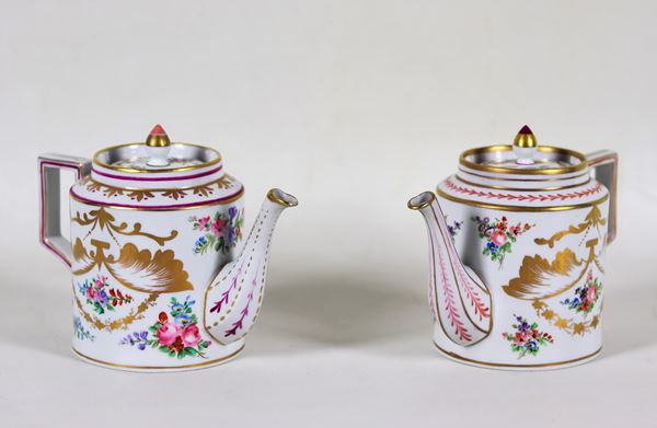 Pair of French teapots in white porcelain, entirely decorated and colorful with motifs of bunches of flowers, highlights in pure gold