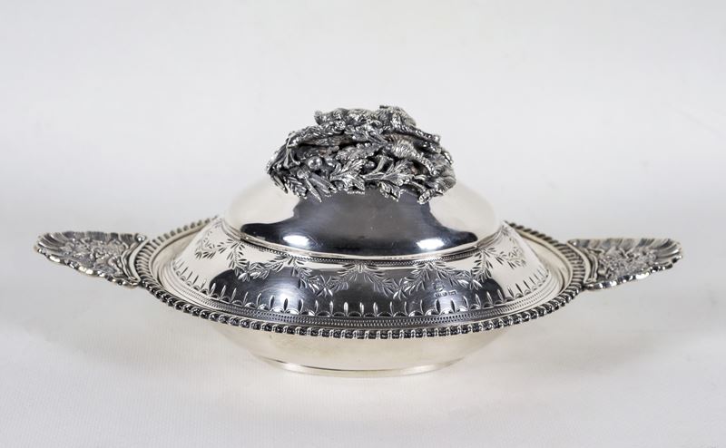 Piccola legumiera in argento a forma ovale, cesellata e sbalzata a motivi Luigi XVI, con manici a...