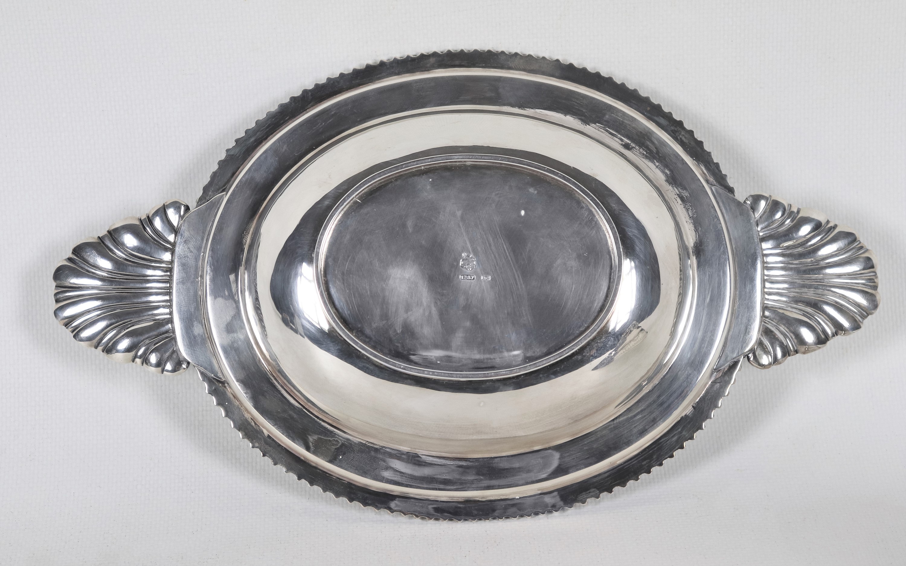 Piccola legumiera in argento a forma ovale, cesellata e sbalzata a motivi Luigi XVI, con manici a...