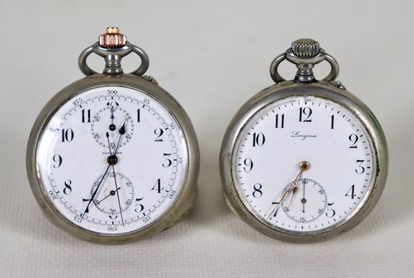 Lotto di due orologi da tasca in metallo argentato a doppia cassa