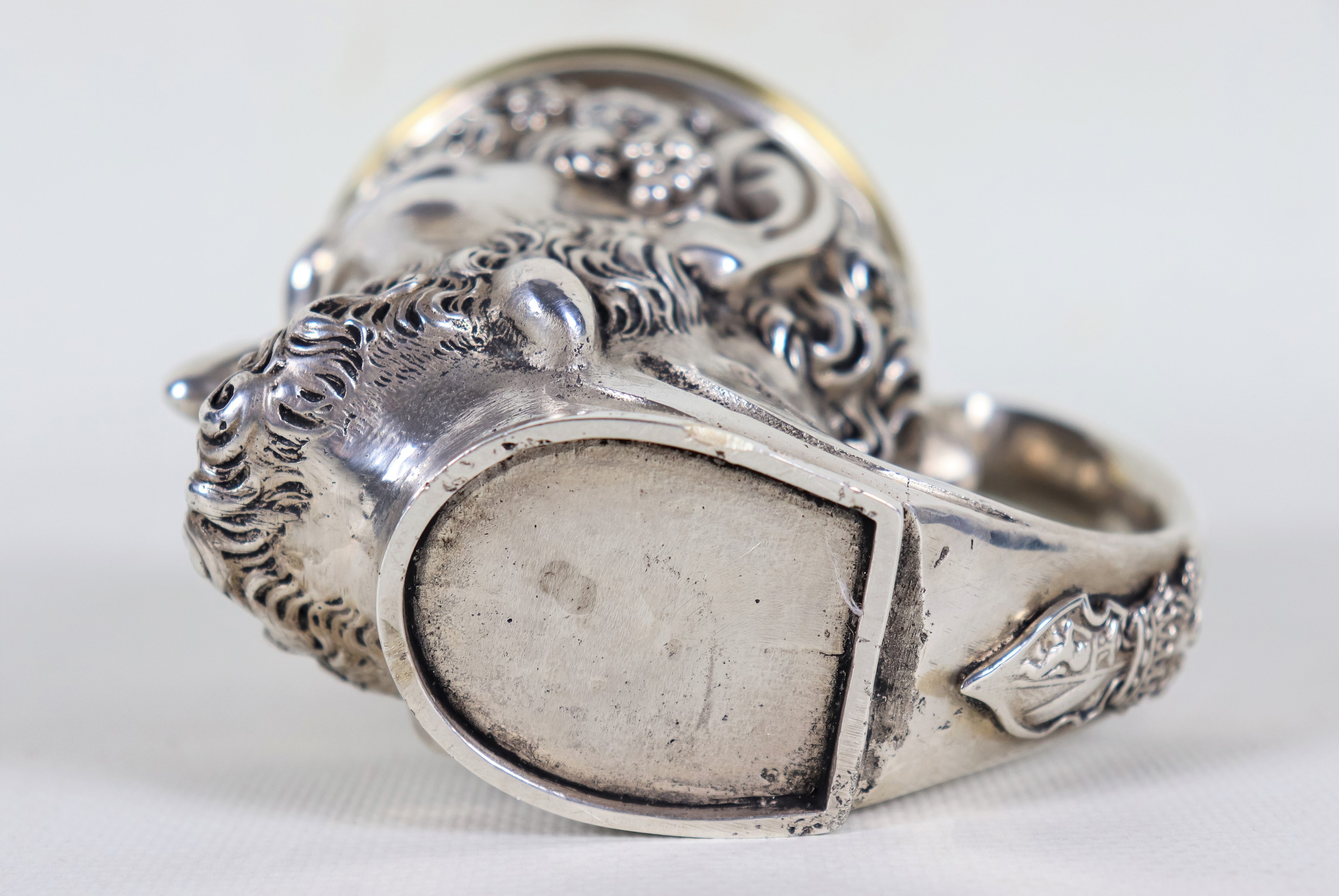 Piccolo boccale in argento, scolpito con testa di Bacco e grappoli d'uva, all'interno incisione c...