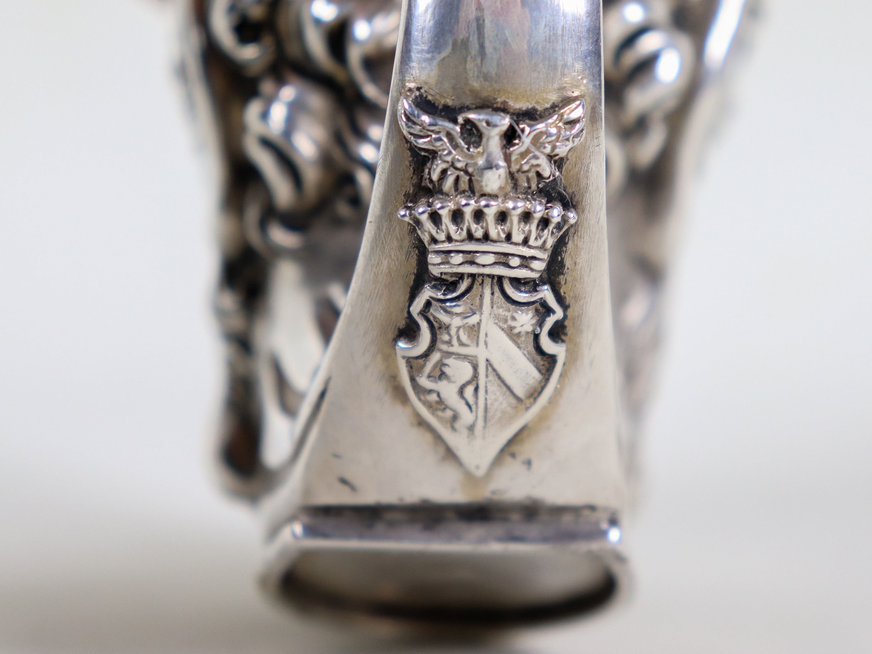 Piccolo boccale in argento, scolpito con testa di Bacco e grappoli d'uva, all'interno incisione c...