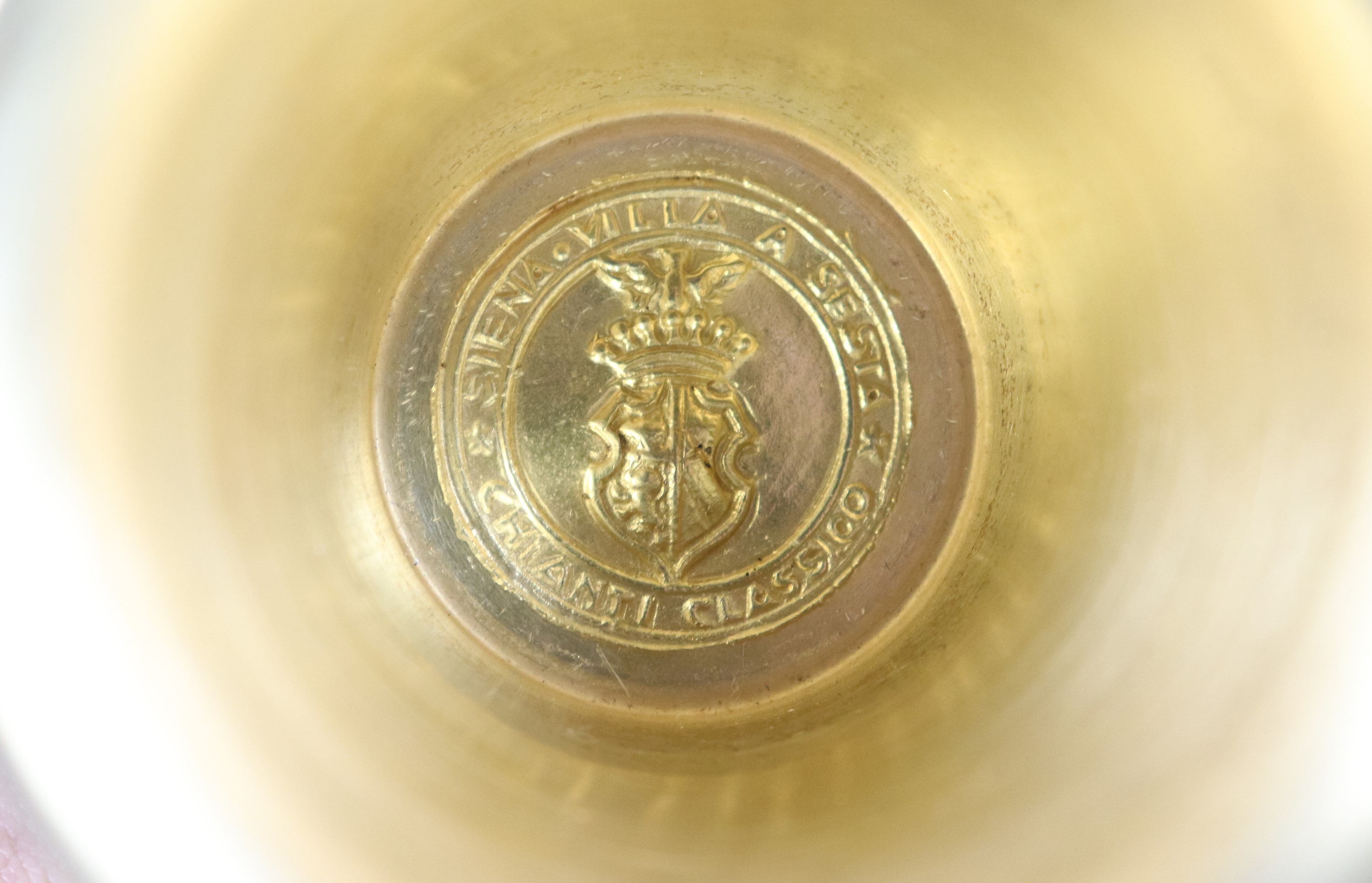 Piccolo boccale in argento, scolpito con testa di Bacco e grappoli d'uva, all'interno incisione c...