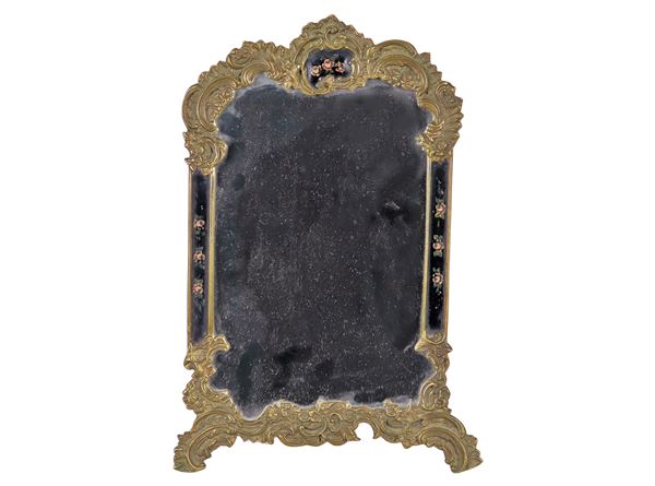 Antica piccola specchiera da tavolo francese, in bronzo dorato, cesellato e sbalzato, con decorazioni a motivi di fiori