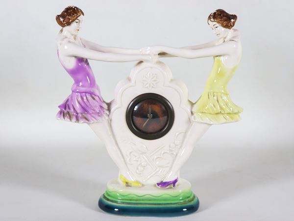 Orologio da tavolo Liberty in ceramica porcellanata e smaltata, con due statuine di 'Ballerine'