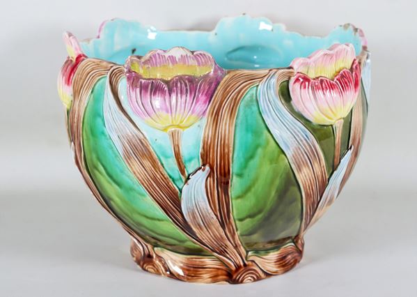 Grande cachepot Liberty in ceramica porcellanata e smaltata, interamente decorato a rilievo a motivi di fiori e foglie