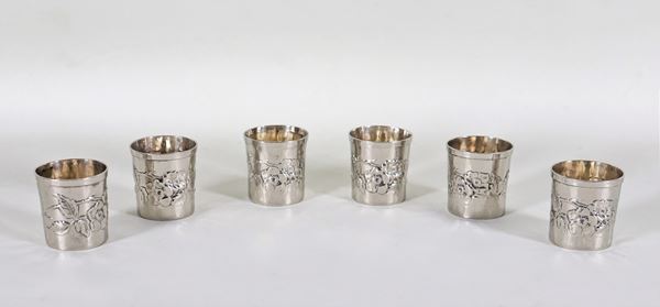 Lotto di sei bicchierini da liquore in metallo argentato con grappoli a rilievo