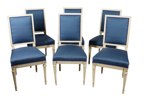 Lotto di sei sedie francesi in legno laccato bianco, copertura in tessuto blu