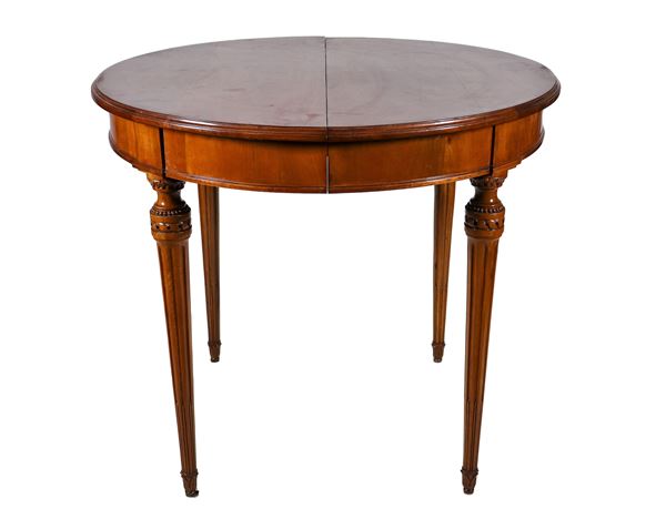 Round French extendable dining table in light mahogany, with four fluted cone legs and three extension tables
