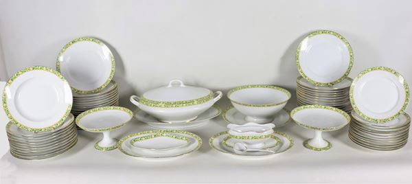 Servizio di piatti in porcellana Richard Ginori, con bordi variopinti in verde e giallo a volute floreali (68 pz)