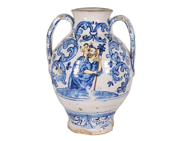 Anfora a due manici in maiolica italiana smaltata, con decorazioni in blu a volute di foglie d'acanto, al centro "San Giuseppe e il Bambino"