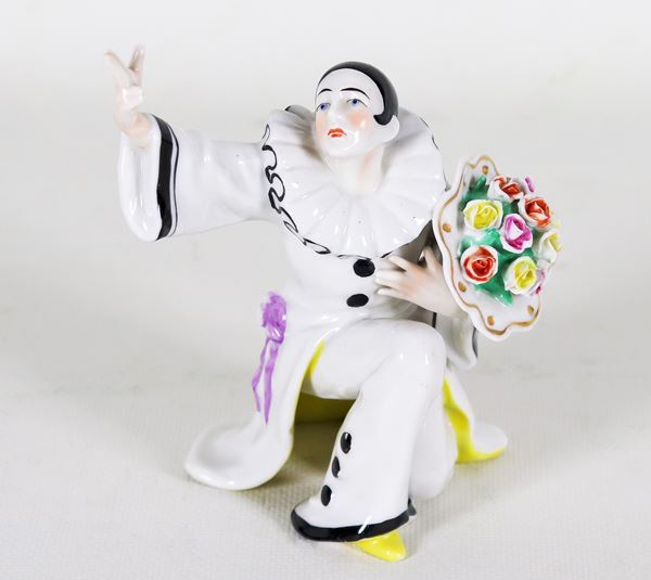 "Pierrot", statuina in porcellana policroma