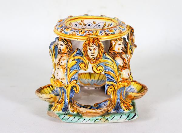 Saliera in maiolica smaltata italiana a forma di alzata con cariatidi e conchiglie