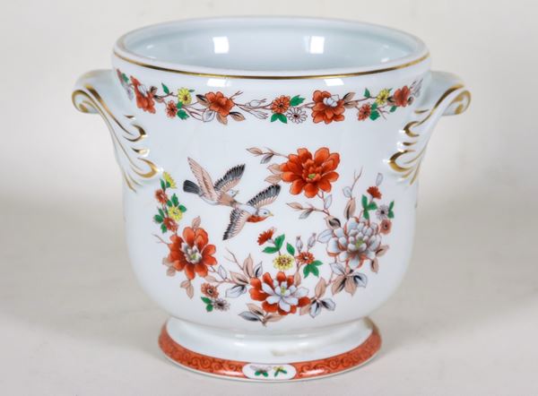 Piccolo cachepot in porcellana portoghese, con decorazioni in smalto a rilievo a motivi di fiori e uccelli