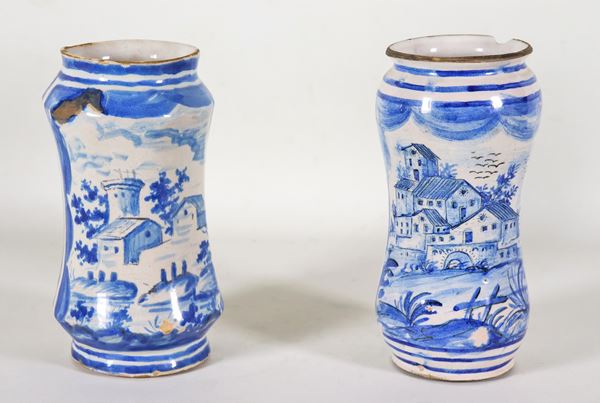 Coppia di albarelli da farmacia in maiolica di Savona, con decorazioni in blu a motivi di paesaggi
