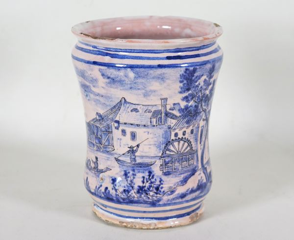 Albarello da farmacia in maiolica di Savona, con decorazioni in blu a motivi di paesaggio