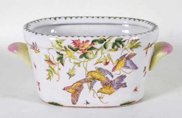 Oval-shaped Chinese flower vase in porcelain, with colorful decorations with motifs of flowers and exotic birds