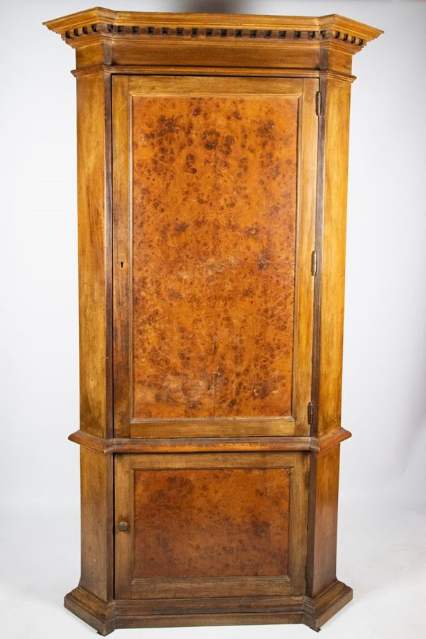 Credenza in noce e radica di noce a 2 corpi